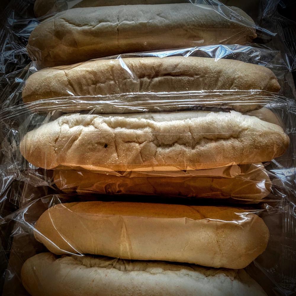 bun-top-sliced-7-5-inch-hot-dog-rolls-9895-EDIT